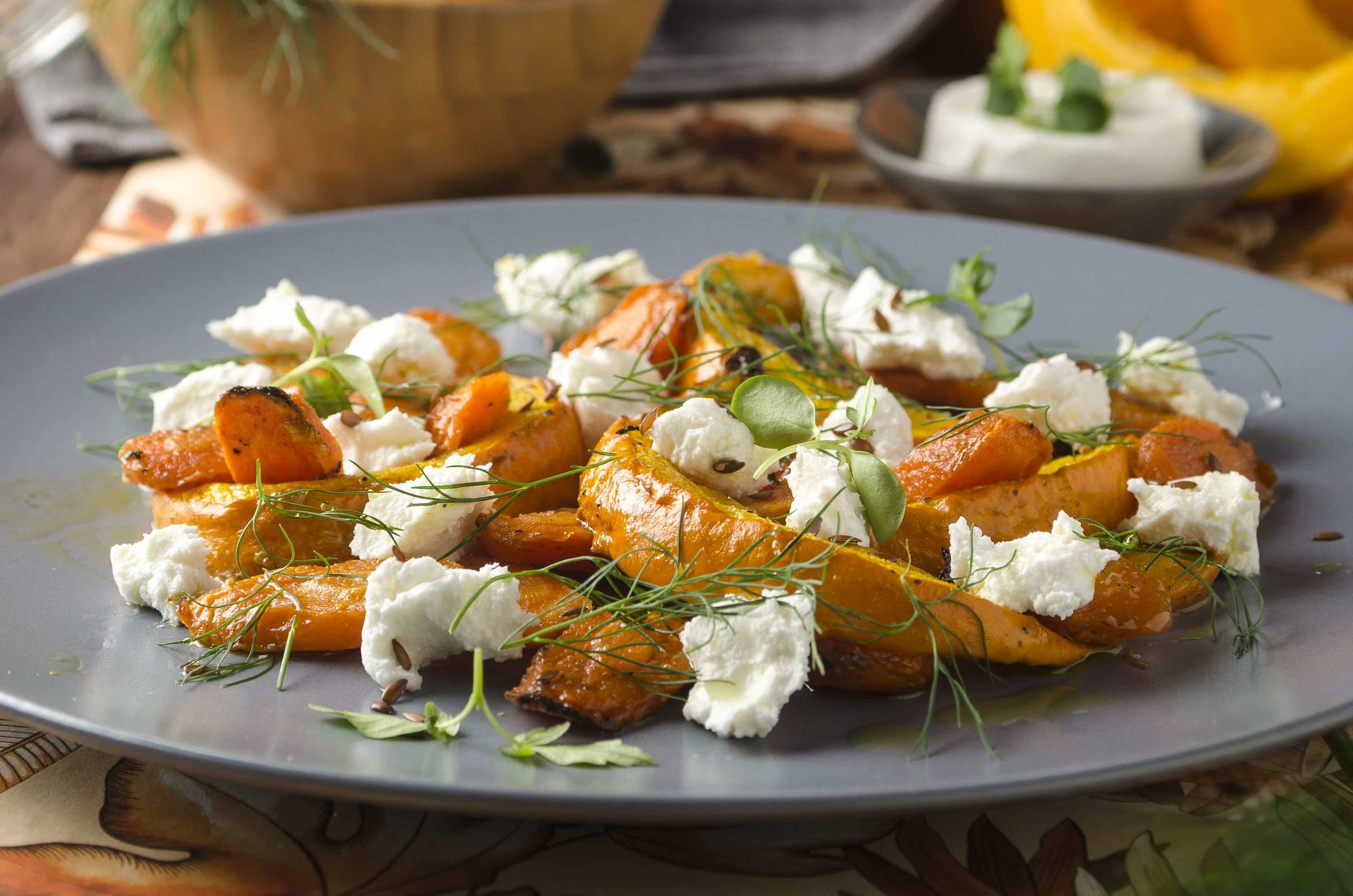 Geröstetes Kürbis-Karotten-Gemüse mit Ziegenkäse