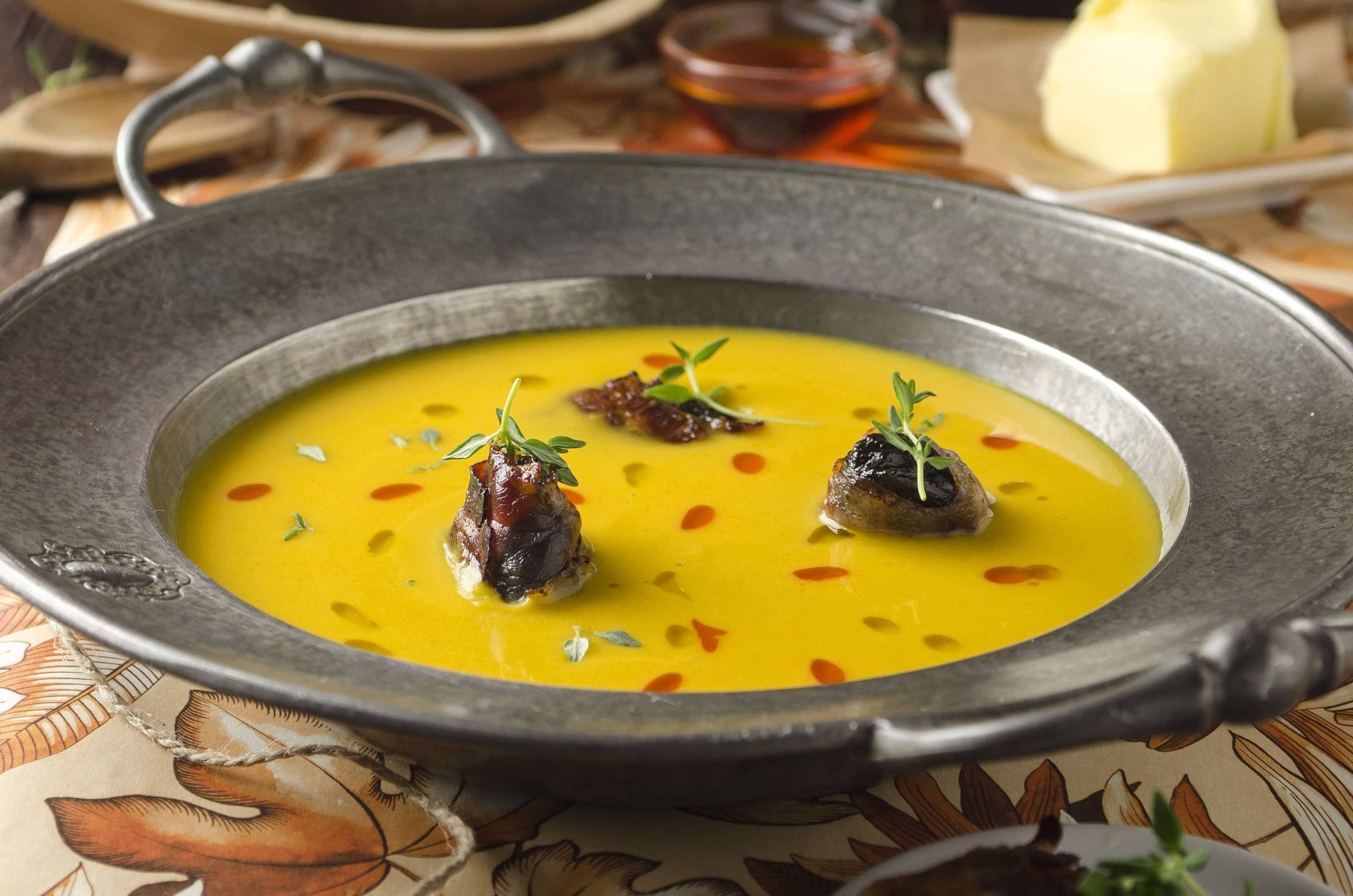Süßkartoffel-Quittensuppe mit Speckzwetschken und Paprikaöl Rezept