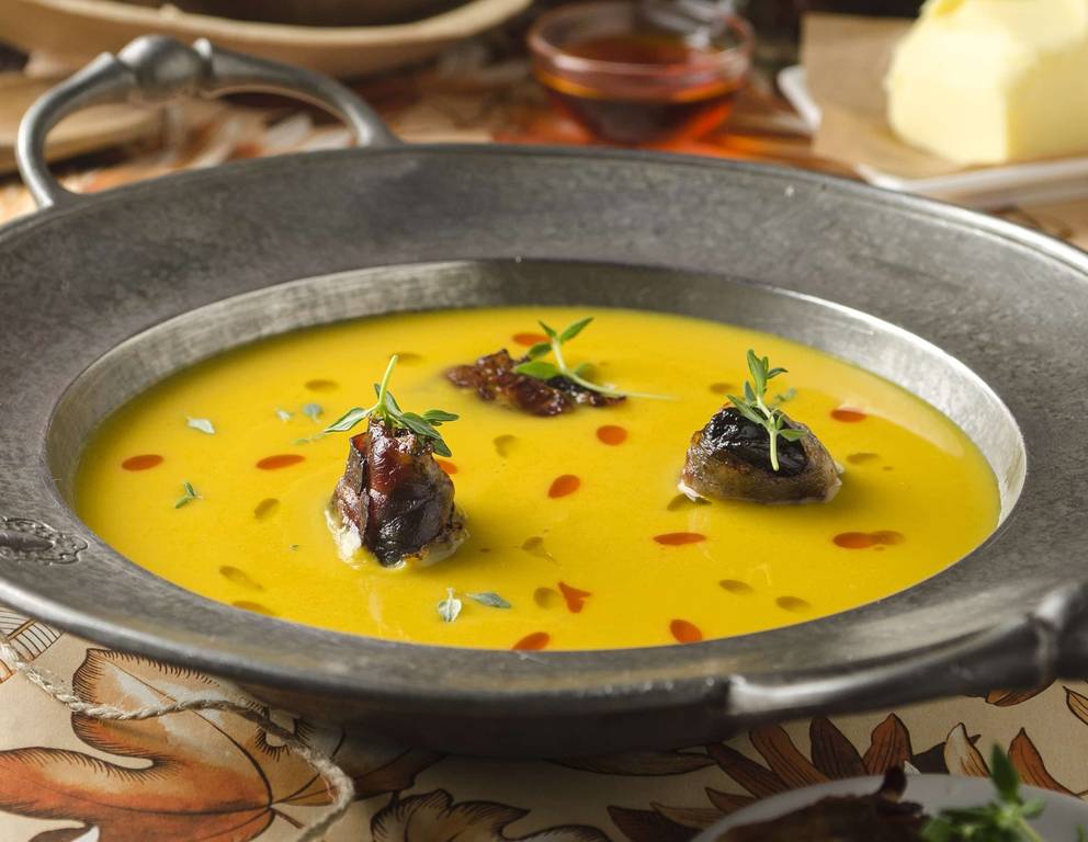 Süßkartoffel-Quittensuppe mit Speckzwetschken und Paprikaöl Süßkartoffel-Quittensuppe mit Speckzwetschken und Paprikaöl