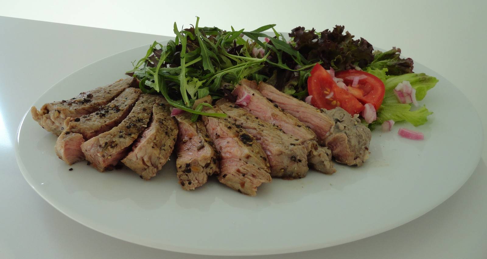 Salat mit Roastbeef, Rucola und Kräutern