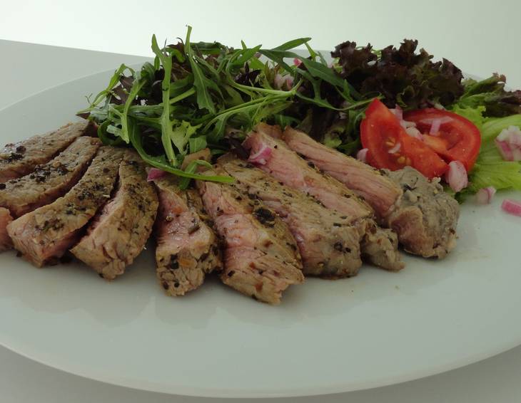 Salat mit Roastbeef, Rucola und Kräutern