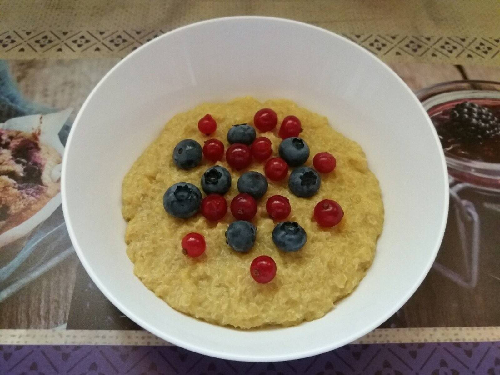 Quinoa-Porridge mit Heidelbeeren und Ribisel