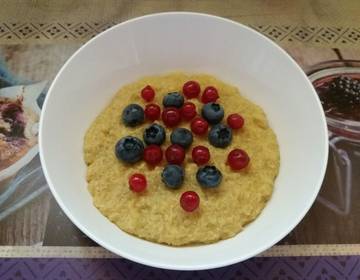 Quinoa-Porridge mit Heidelbeeren und Ribisel
