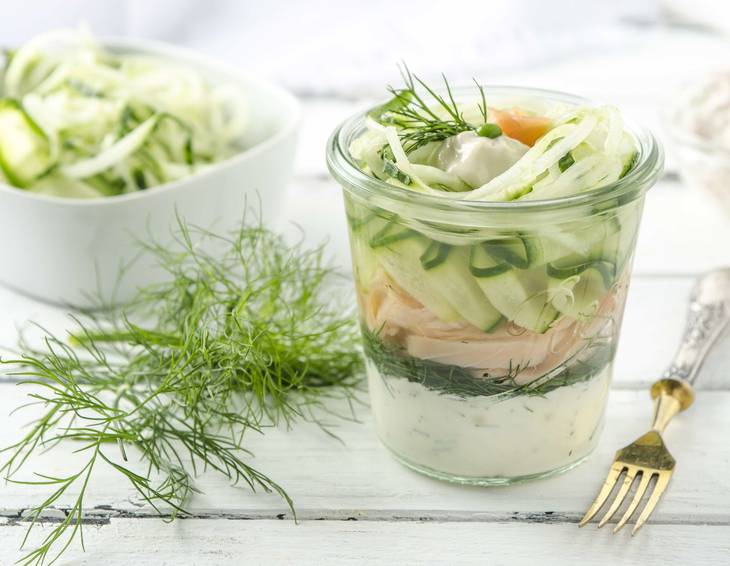 Gabelbissen mit Räucherlachs und Gurke Gabelbissen mit Räucherlachs und Gurke