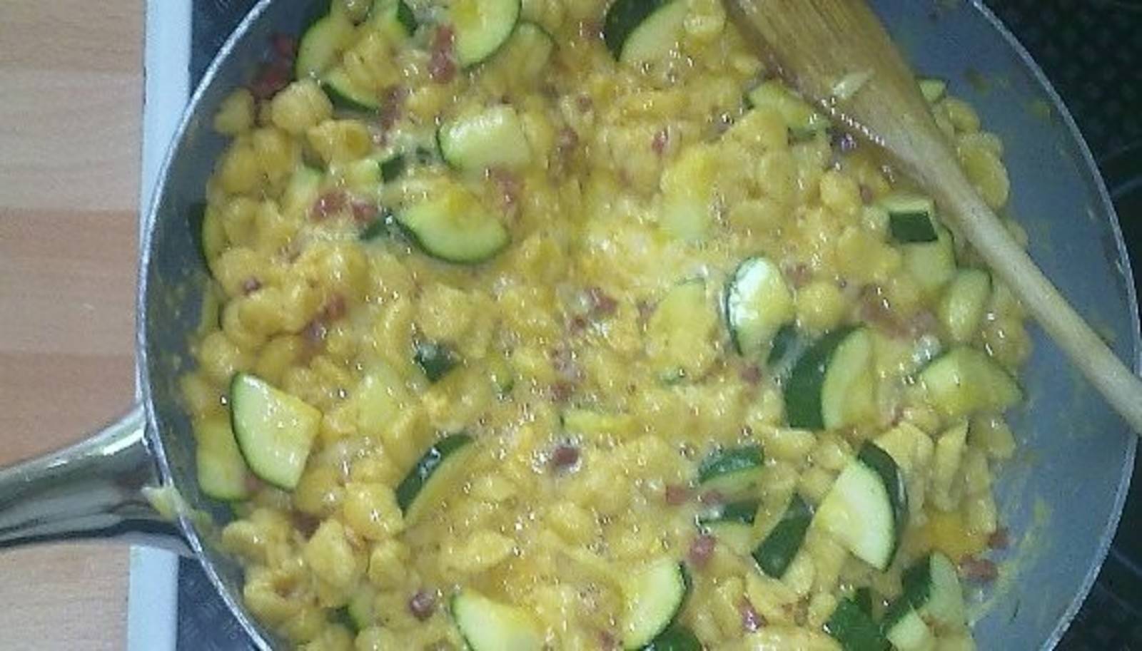 Knöpflepfanne mit Zucchini, Ei und Speck Rezept - ichkoche.at