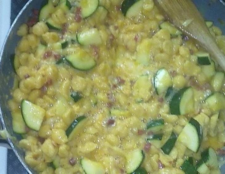 Knöpflepfanne mit Zucchini, Ei und Speck