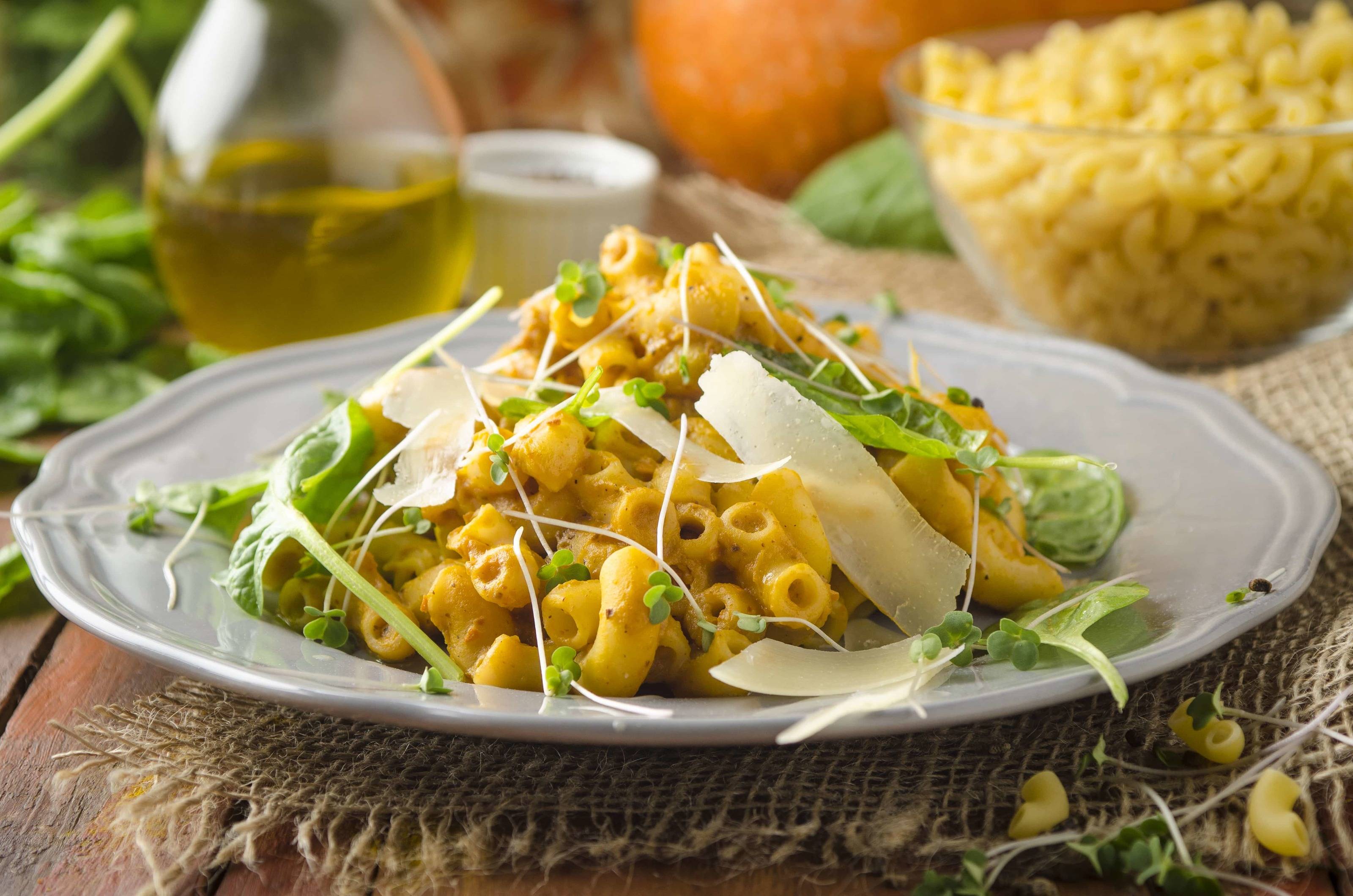 Hörnchen mit Schmorkürbiscreme und Babyspinat Rezept