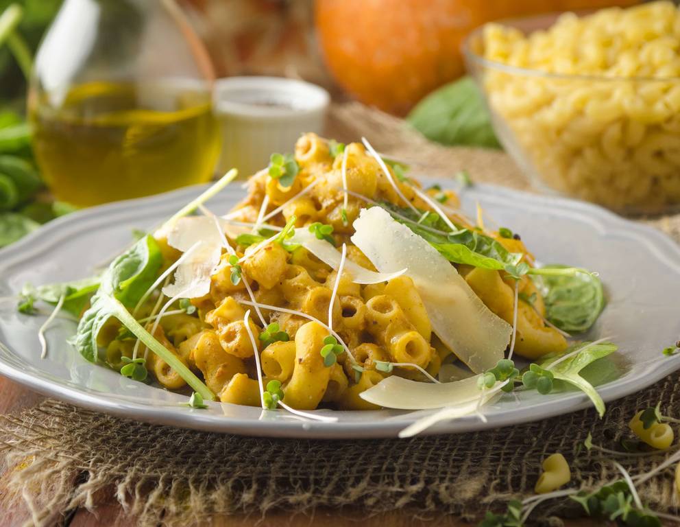 Hörnchen mit Schmorkürbiscreme und Babyspinat Hörnchen mit Schmorkürbiscreme und Babyspinat