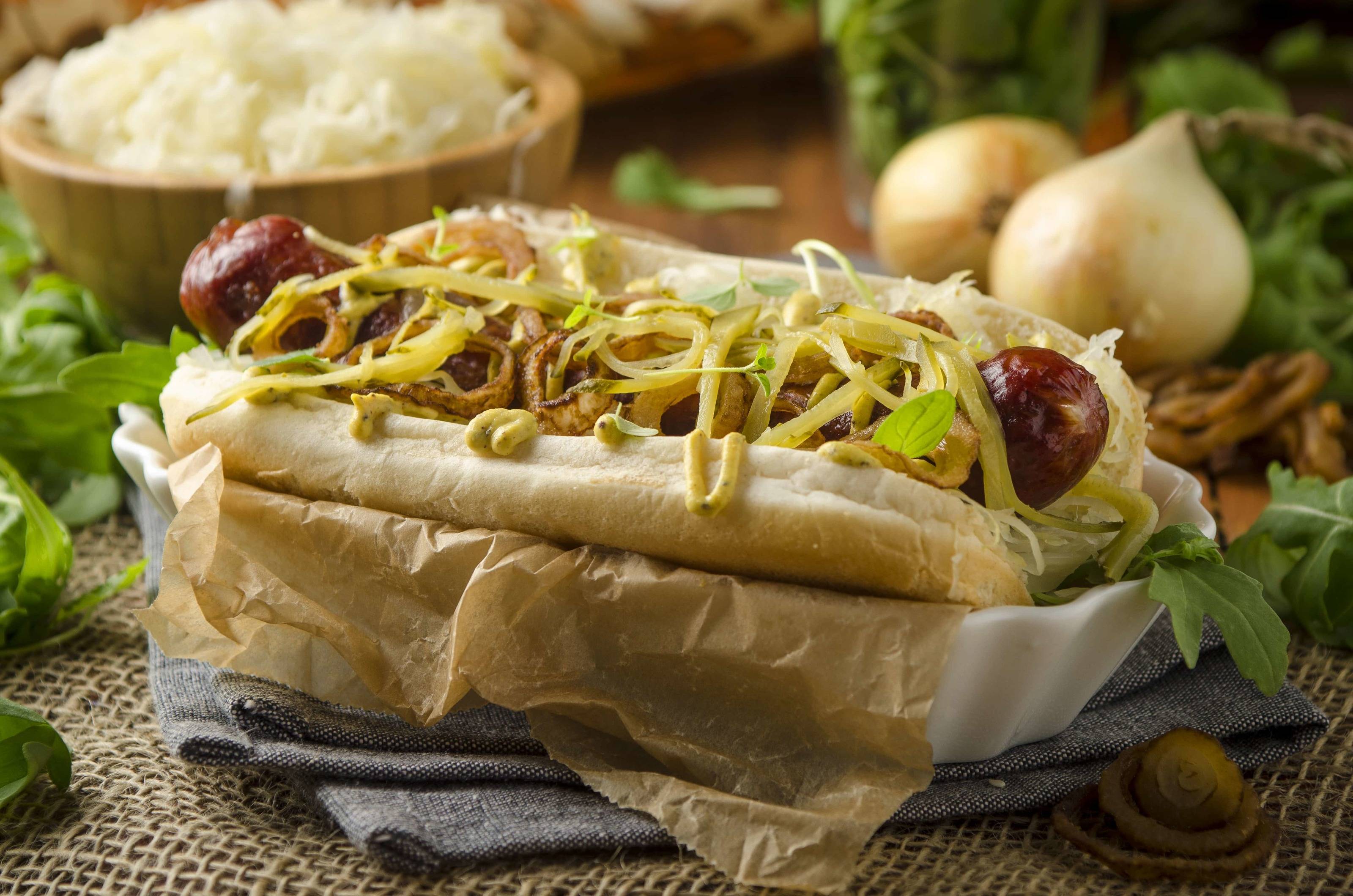 Hot Dog mit Sauerkraut, Mohnsenf und Röstzwiebeln