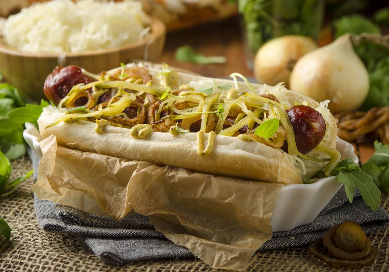 Hot Dog mit Sauerkraut, Mohnsenf und Röstzwiebeln Rezept - ichkoche.at