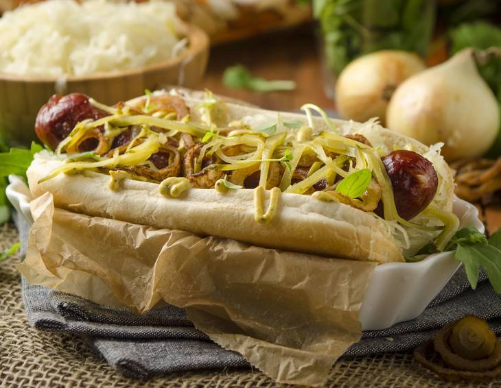 Hot Dog mit Sauerkraut, Mohnsenf und Röstzwiebeln