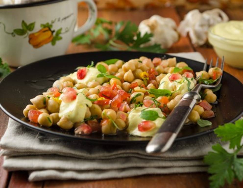 Kichererbsensalat mit Granatapfel und Knoblauchjoghurt Kichererbsensalat mit Granatapfel und Knoblauchjoghurt