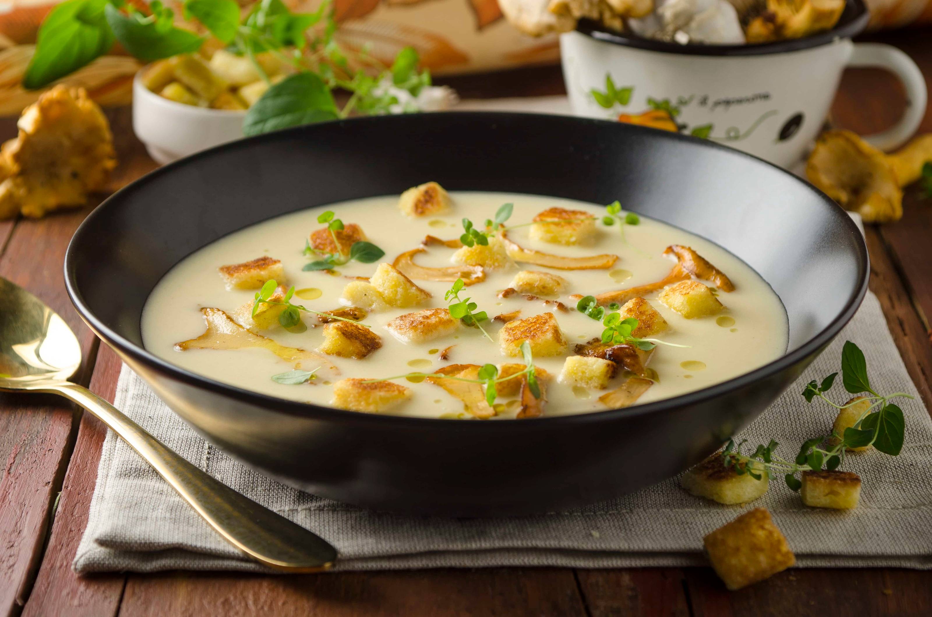 Knoblauchcremesuppe mit Eierschwammerl Rezept - ichkoche.at Knoblauchcremesuppe mit Eierschwammerl Rezept - ichkoche.at