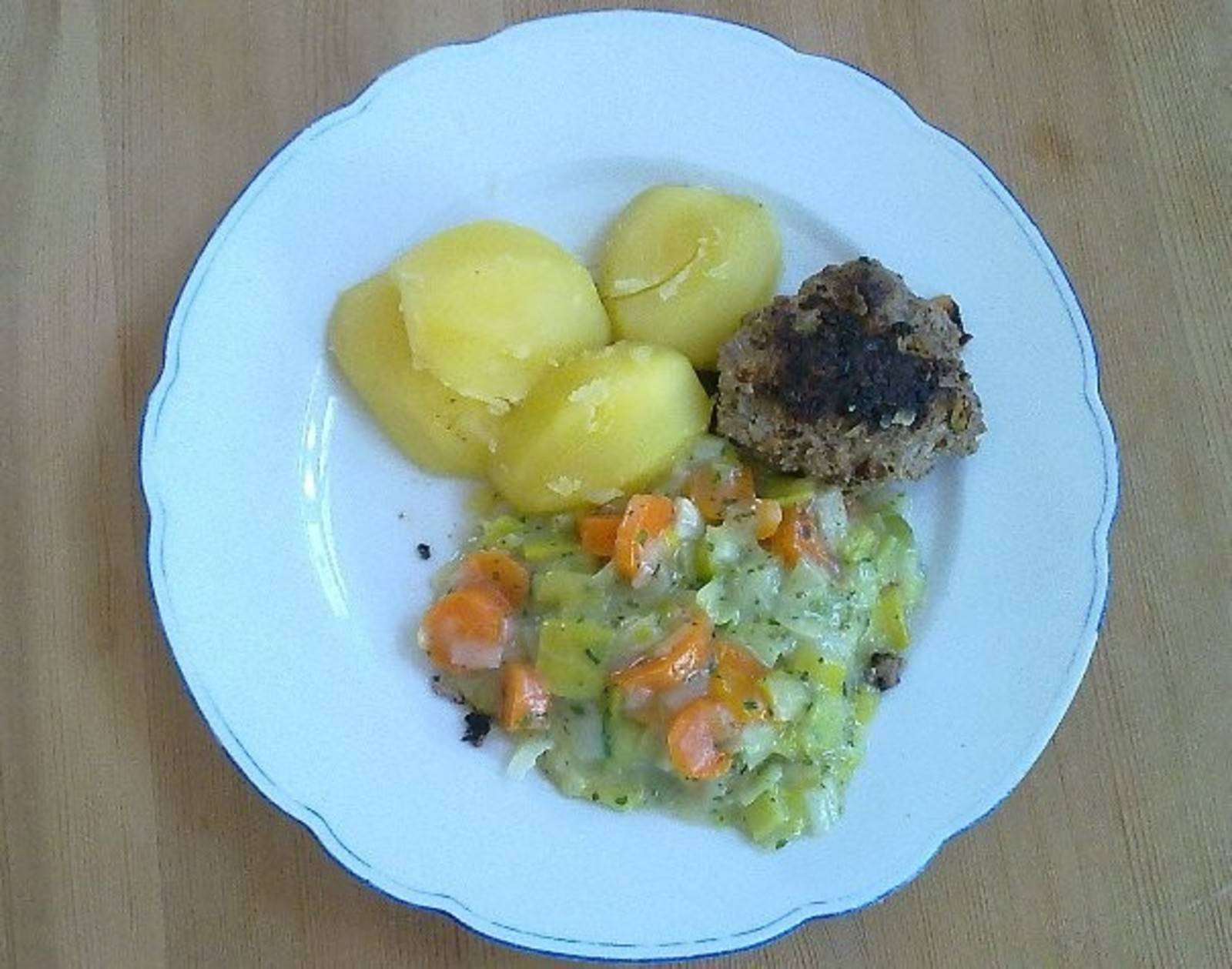 Karotten-Lauch-Gemüse in Kräutersoße