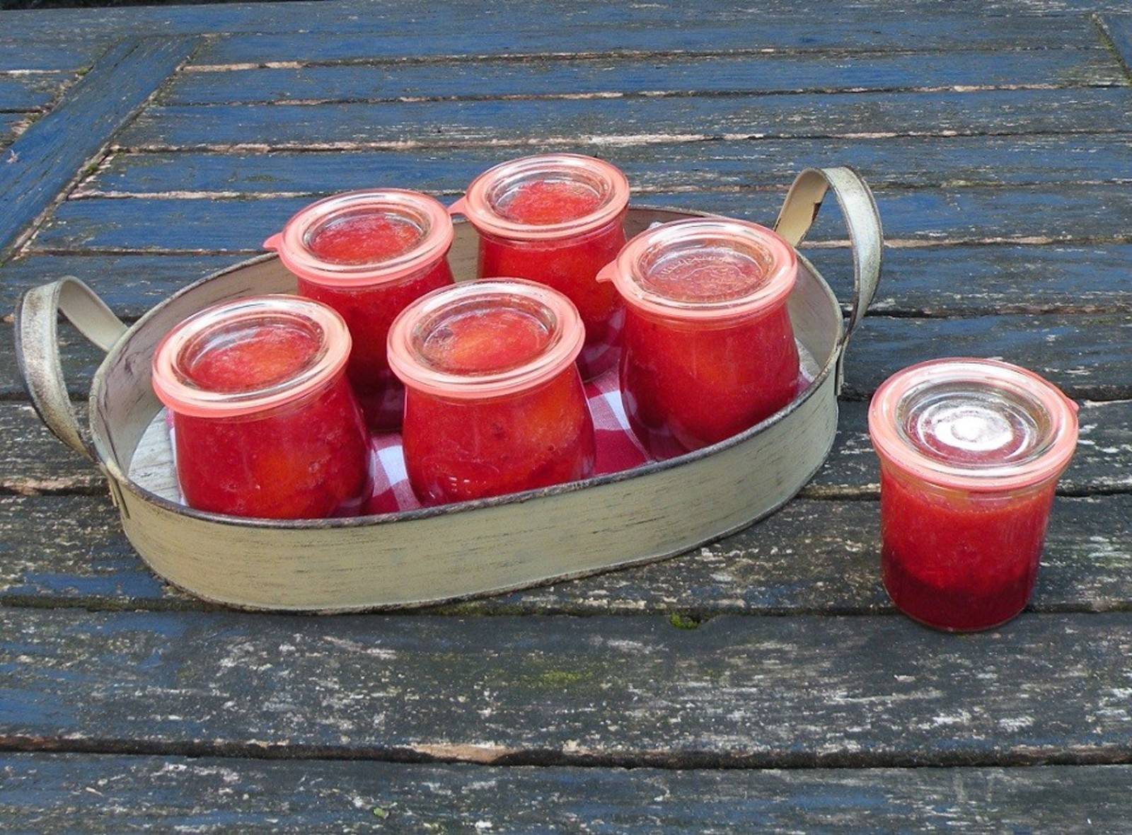 Marillenkompott mit Ribiselsaft