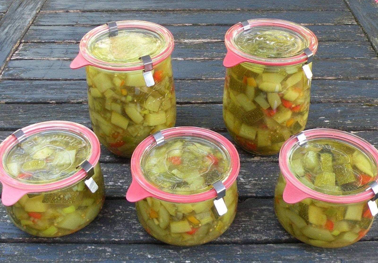 Sauer eingekochter Zucchinisalat