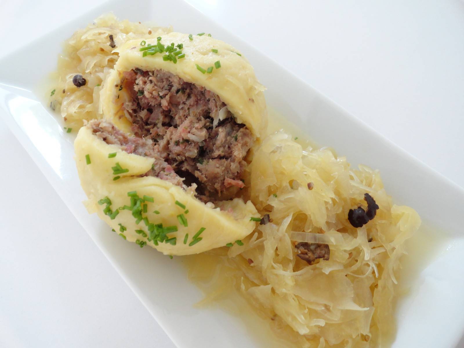 Hascheeknödel mit Sauerkraut