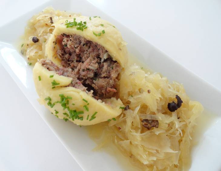 Hascheeknödel mit Sauerkraut