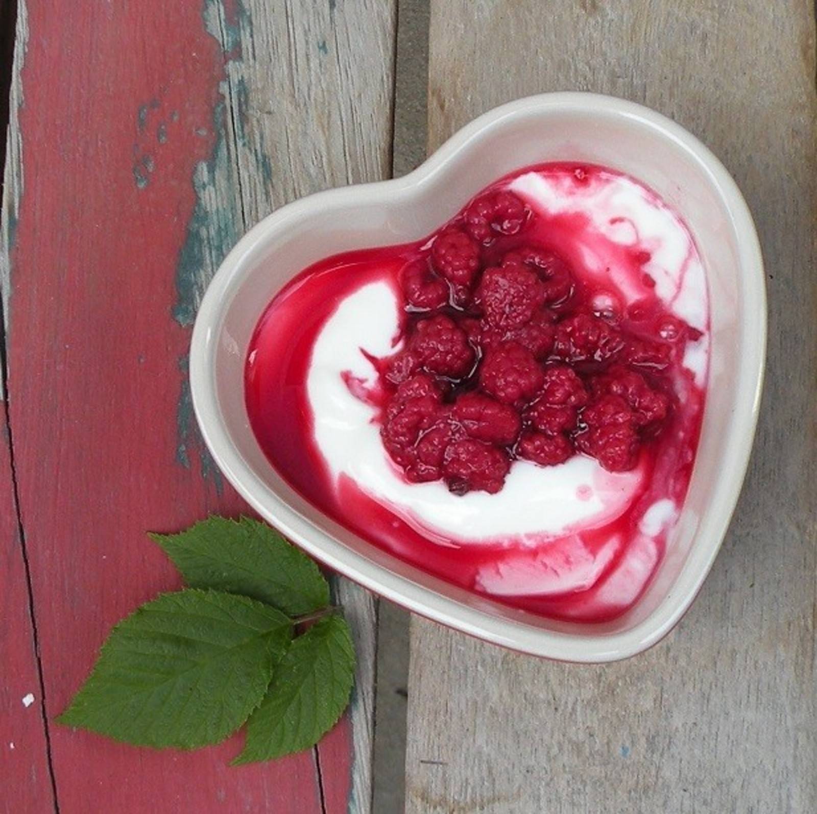 Joghurtcreme mit Himbeer-Ratifa