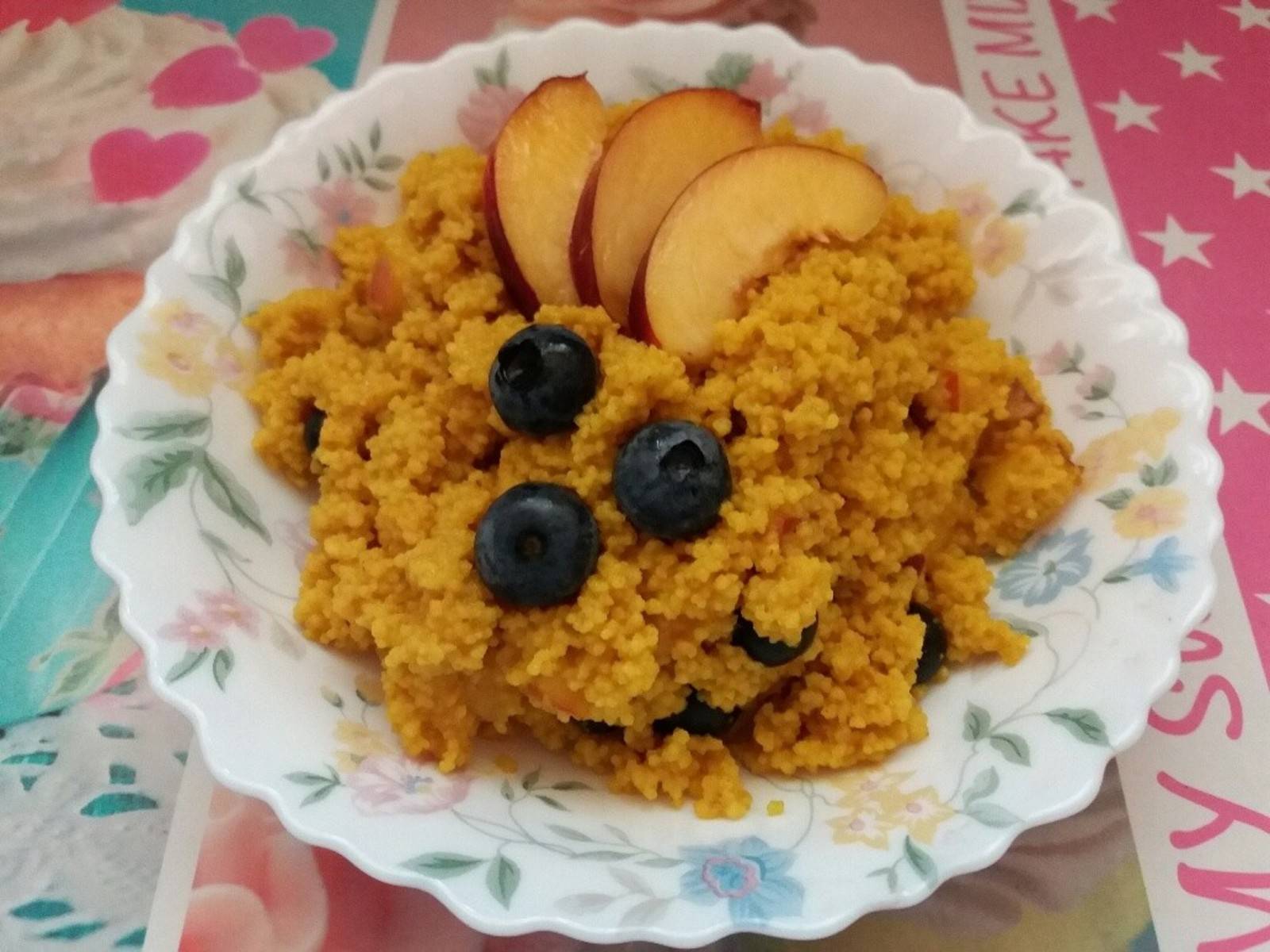 Goldener Couscous mit Nektarine und Heidelbeeren