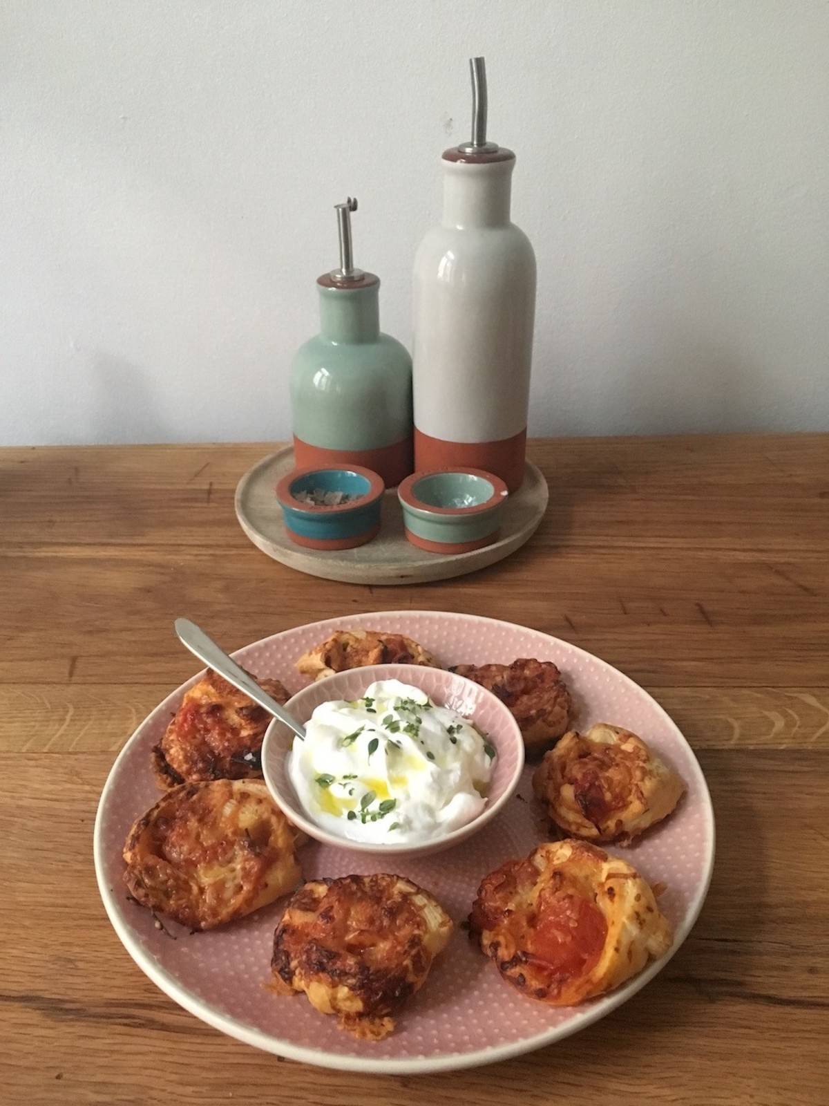 Tomatenschnecken mit Dip Rezept - ichkoche.at Tomatenschnecken mit Dip Rezept - ichkoche.at