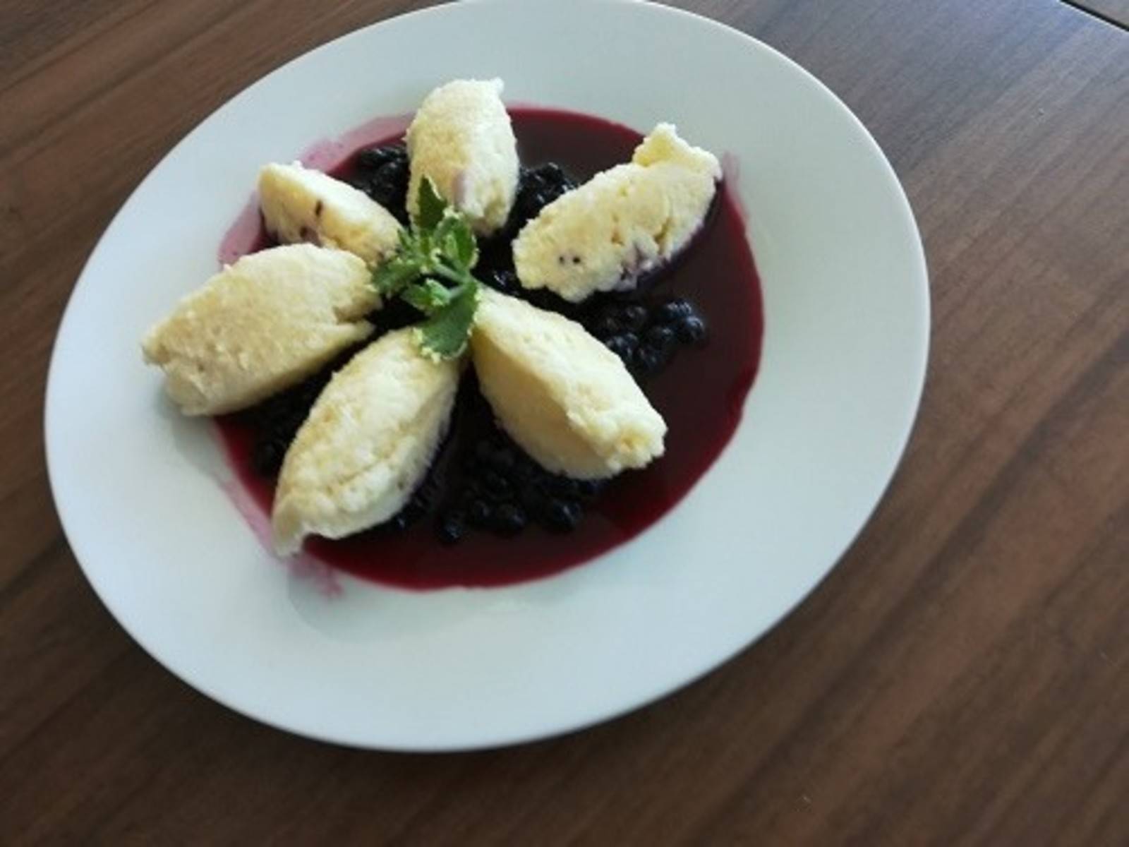 Topfennockerl mit Heidelbeerkompott Rezept - ichkoche.de Topfennockerl mit Heidelbeerkompott Rezept - ichkoche.de