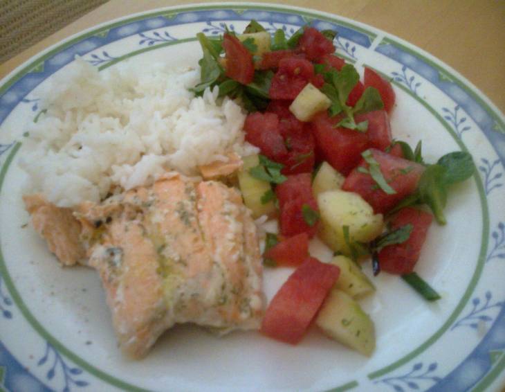 Lachsfilet und Melonensalat mit Kala Namak