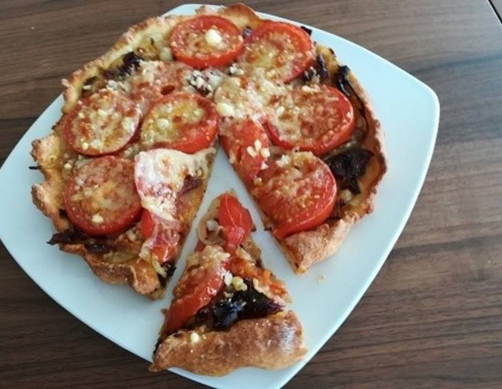 Zwiebel-Tomaten-Kuchen