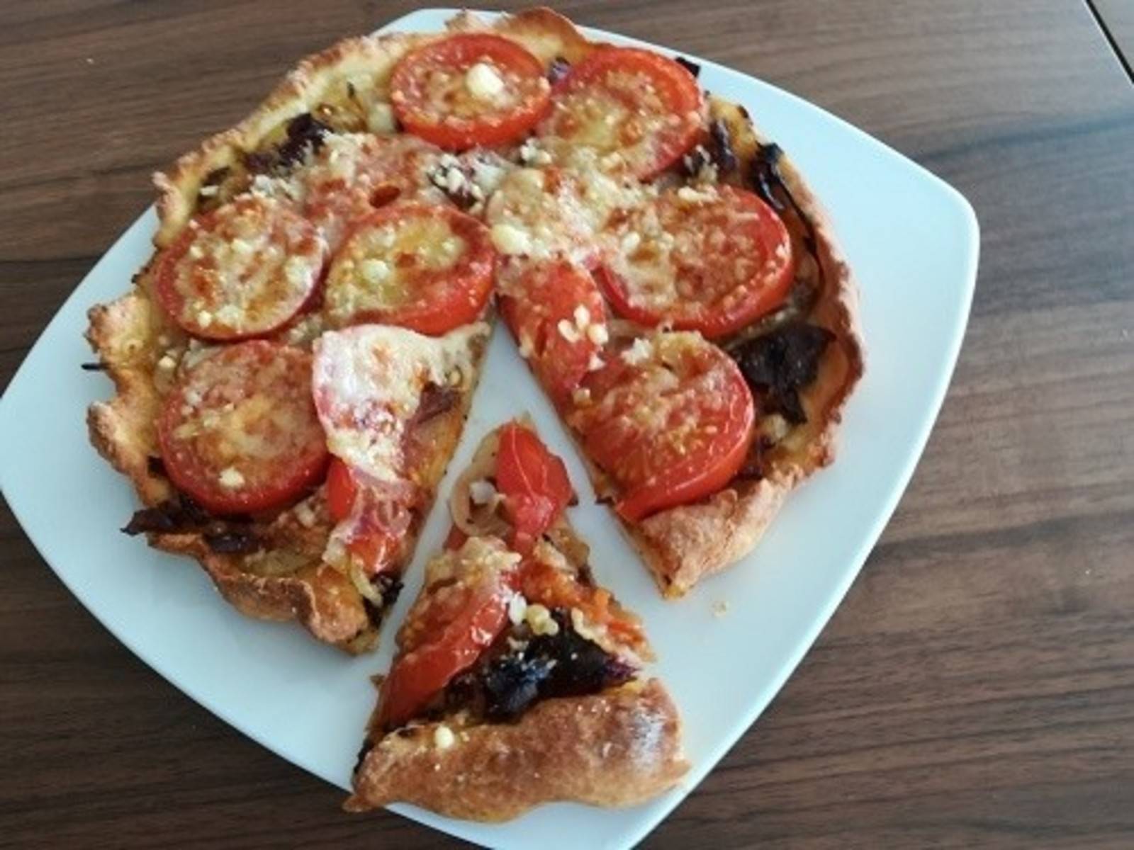 Zwiebel-Tomaten-Kuchen Rezept - ichkoche.de Zwiebel-Tomaten-Kuchen Rezept - ichkoche.de