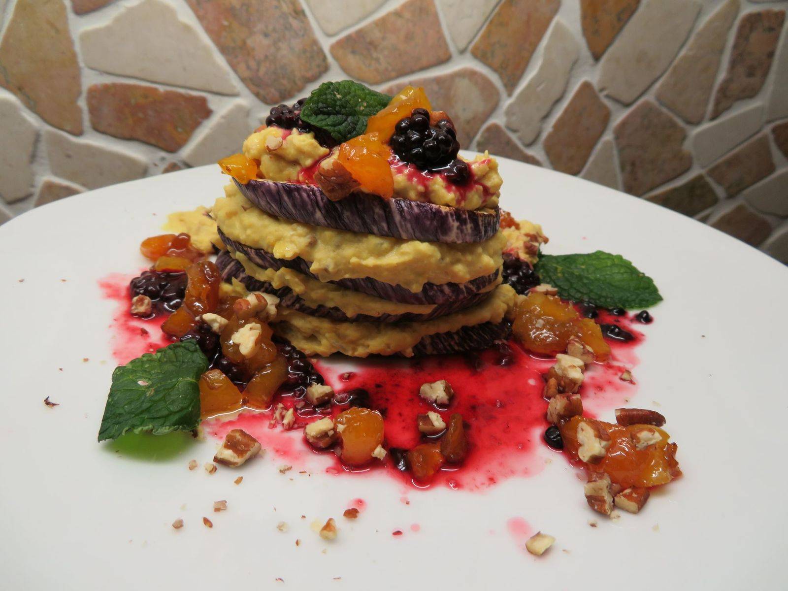 Melanzani-Hummus-Türmchen mit Fruchtsauce Rezept - ichkoche.at