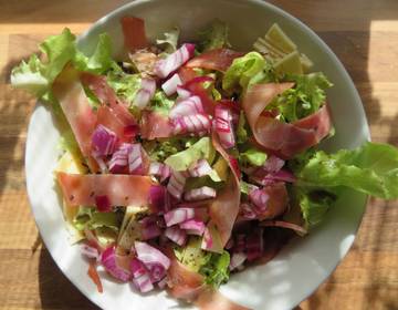 Blattsalat mit Rohschinken und Käse Blattsalat mit Rohschinken und Käse