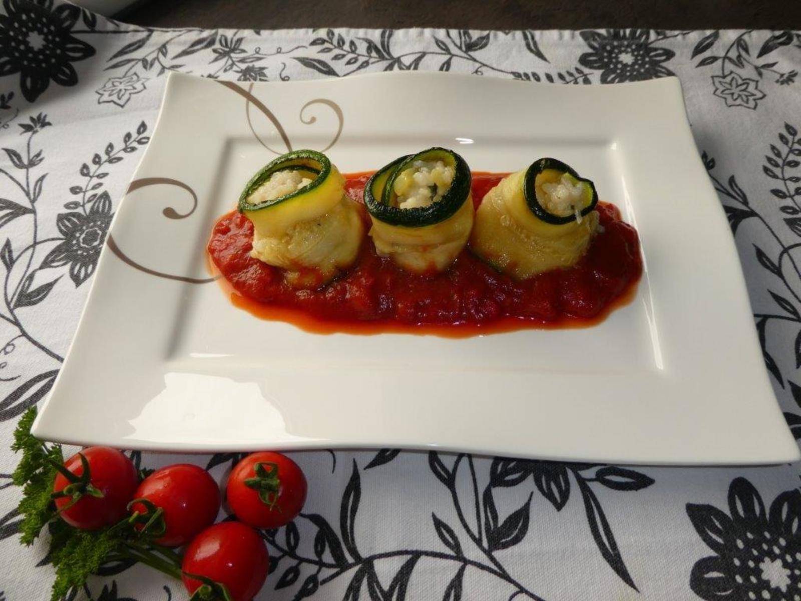 Zucchini-Risottoröllchen mit Tomaten-Paprikasoße