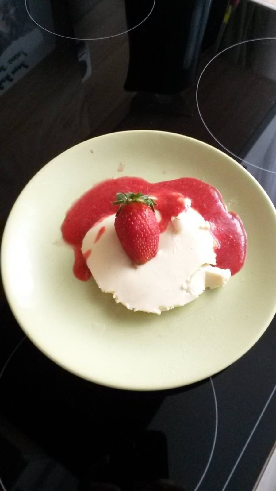 Panna Cotta mit Eierlikör und Erdbeerspiegel