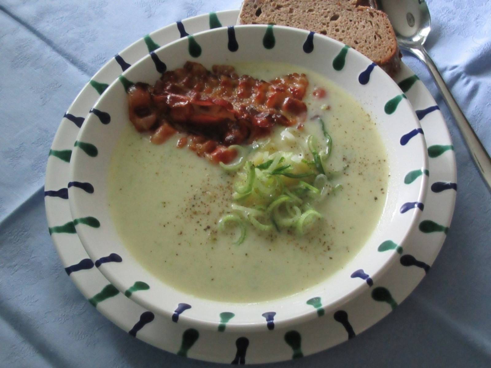 Erdäpfel-Lauchcremesuppe mit Speck Rezept - ichkoche.de