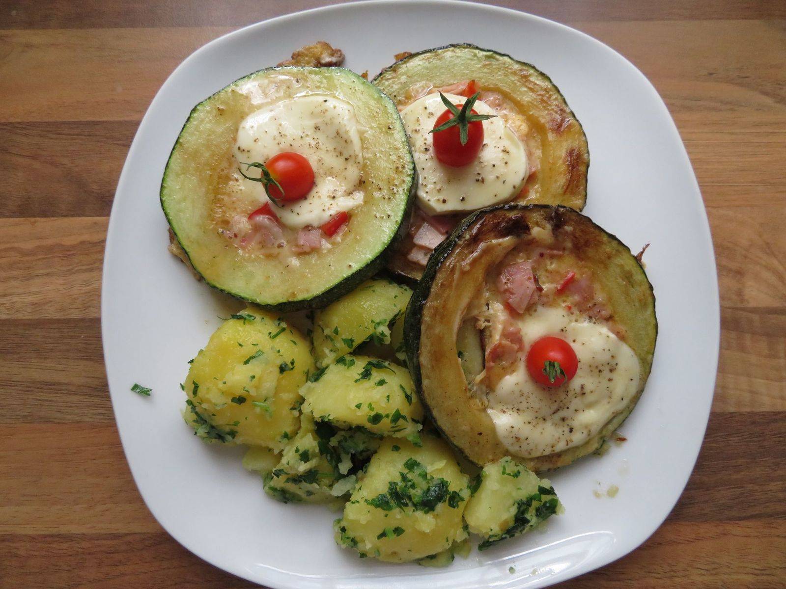 Gefüllte Zucchinisteaks mit Petersilkartoffeln