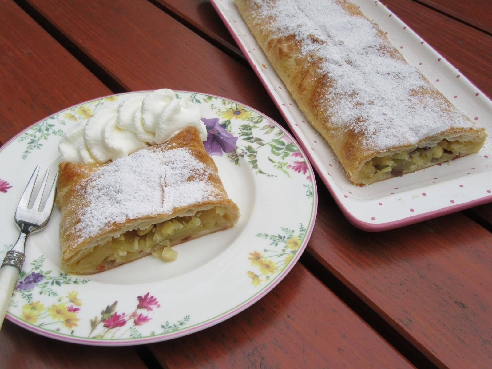 Apfel-Strudel aus Blätterteig Rezept - ichkoche.at Apfel-Strudel aus Blätterteig Rezept - ichkoche.at