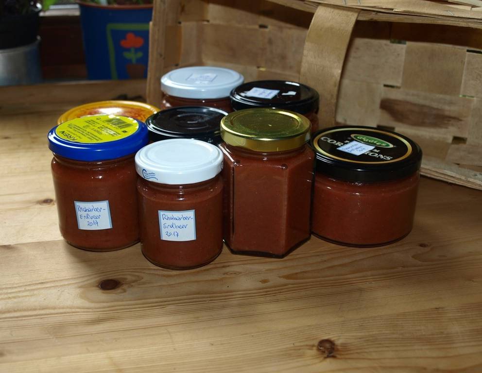 Erdbeer-Rhabarber-Marmelade mit Vanille Erdbeer-Rhabarber-Marmelade mit Vanille