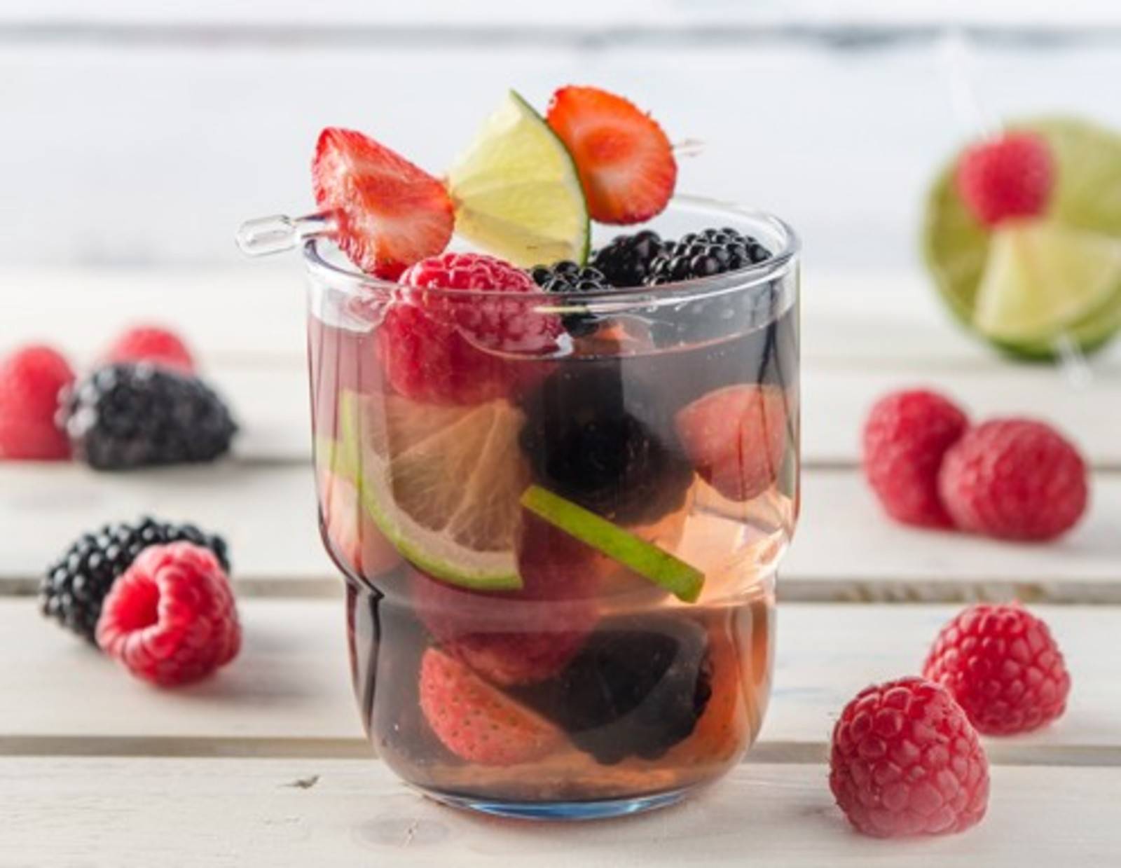 Sangria mit Beeren Rezept