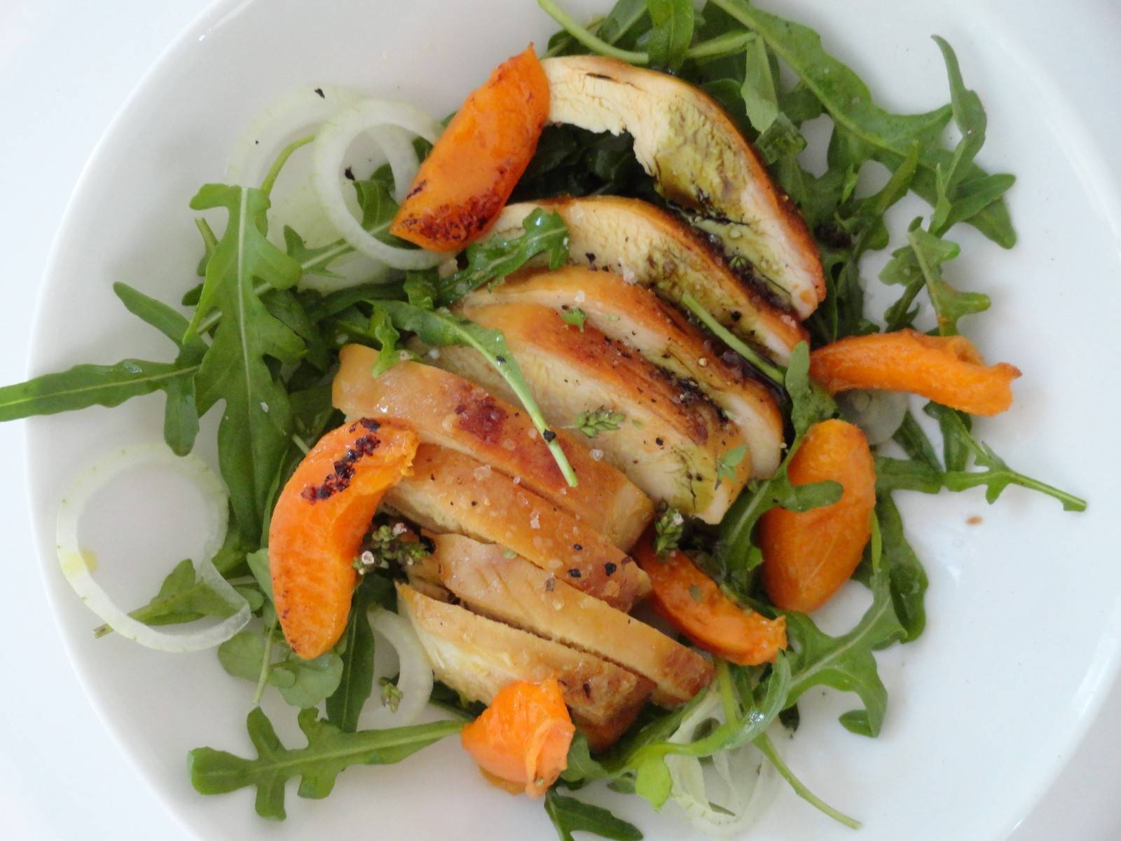 Marillen-Rucola-Salat mit Hühnerstreifen