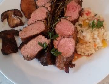 Lammrücken auf Rehkrone mit Paradeis-Mozzarella-Risotto Lammrücken auf Rehkrone mit Paradeis-Mozzarella-Risotto