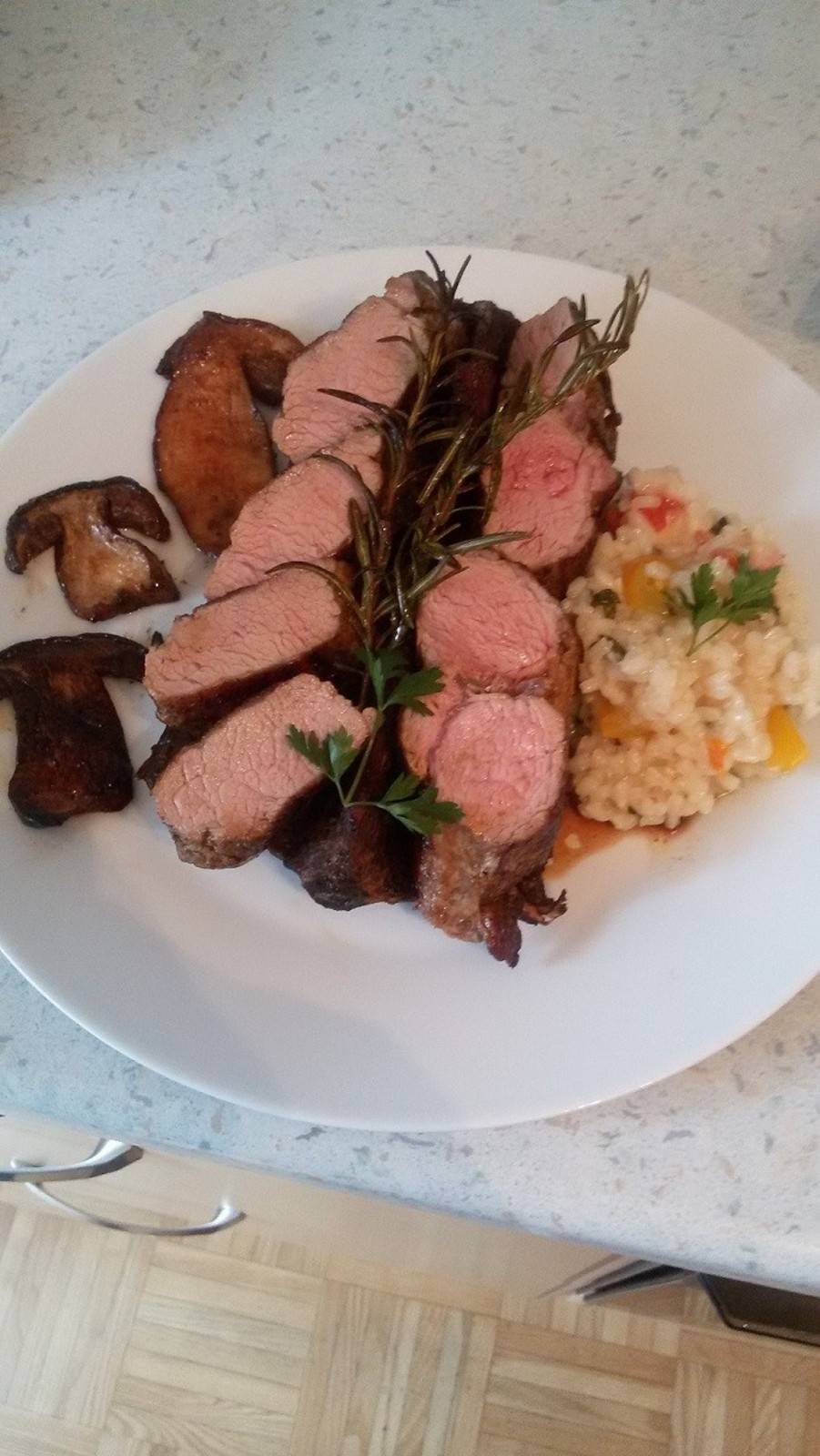 Lammrücken auf Rehkrone mit Paradeis-Mozzarella-Risotto Rezept ... Lammrücken auf Rehkrone mit Paradeis-Mozzarella-Risotto Rezept ...