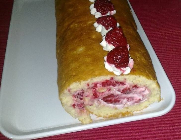 Biskuitroulade mit Himbeerobers