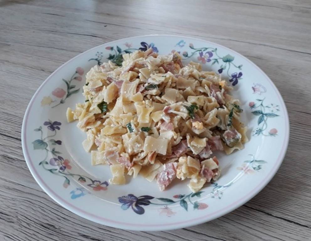 Schinkenfleckerl mit Gurkerl und Ei Schinkenfleckerl mit Gurkerl und Ei