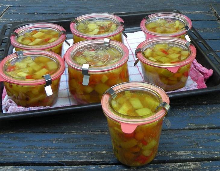 Zucchinisalat süßsauer eingekocht Zucchinisalat süßsauer eingekocht