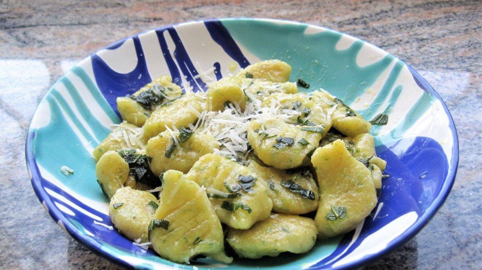 Zucchinignocchi mit Salbeibutter und Parmesan