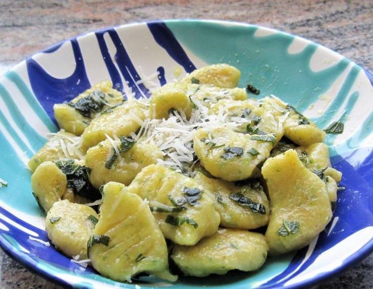Zucchinignocchi mit Salbeibutter und Parmesan