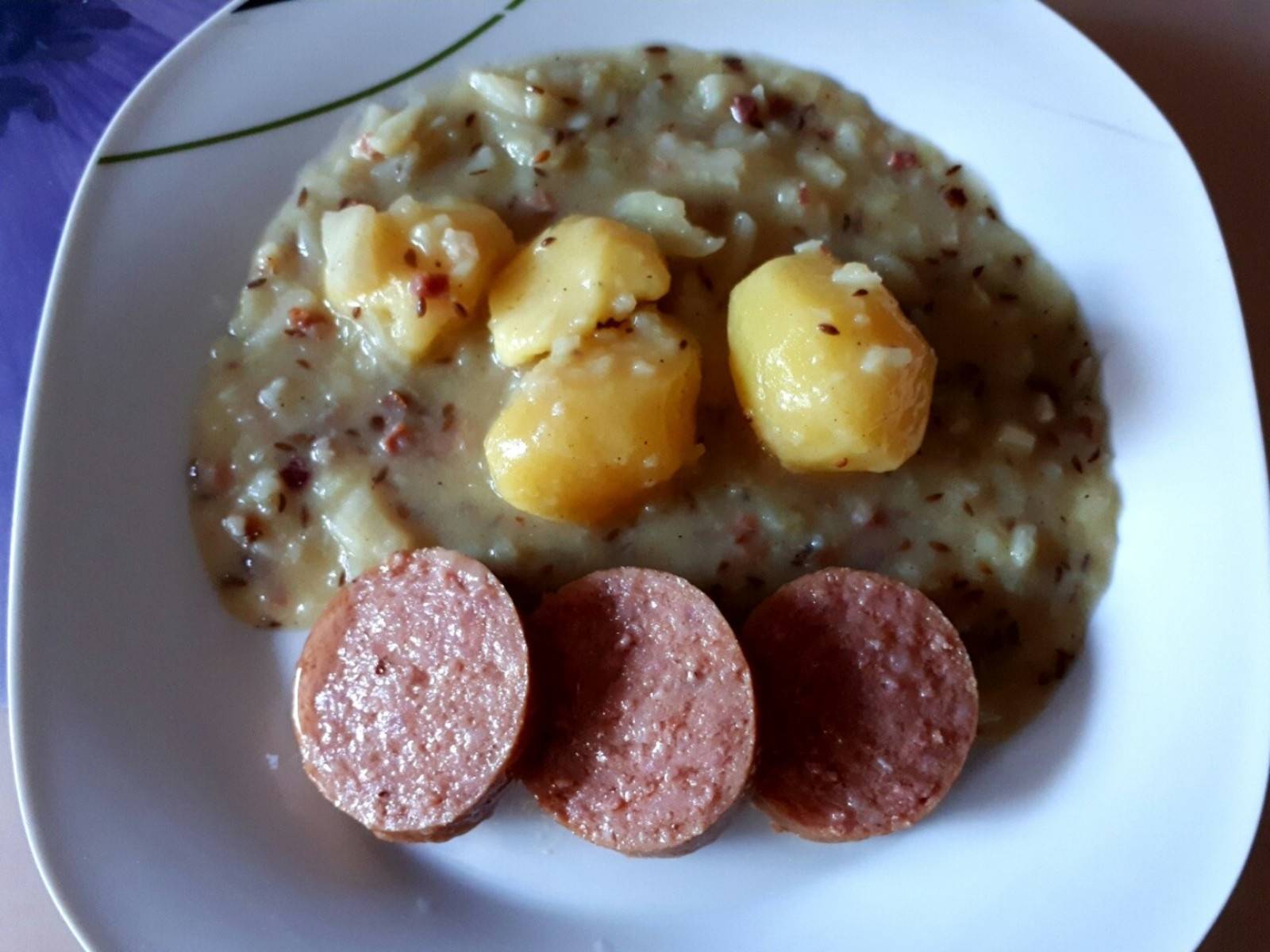 Gekochte Braunschweiger mit Kraut und Kartoffeln