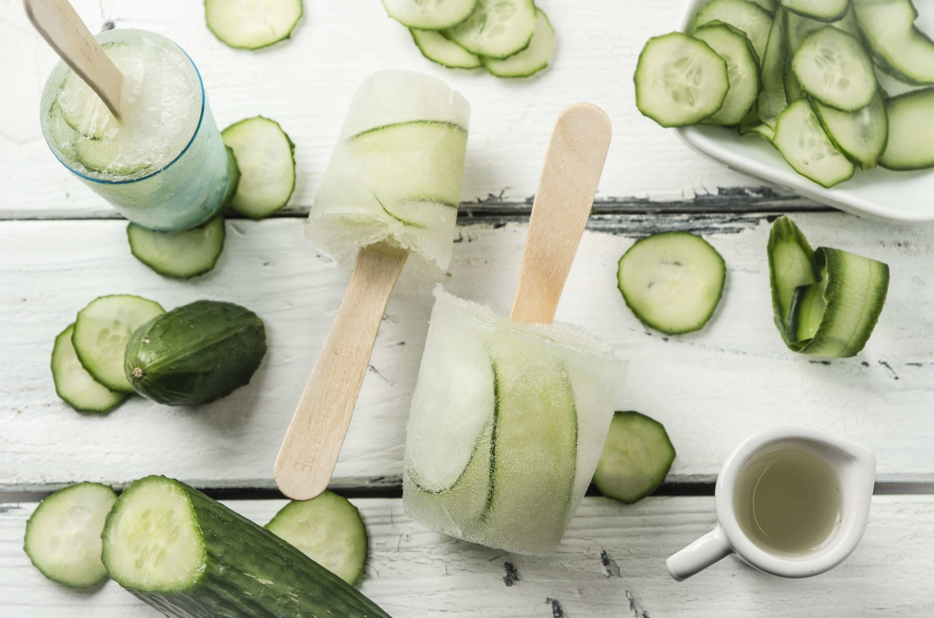 Geeister Gin Tonic mit Gurke am Stiel Rezept - ichkoche.de Geeister Gin Tonic mit Gurke am Stiel Rezept - ichkoche.de