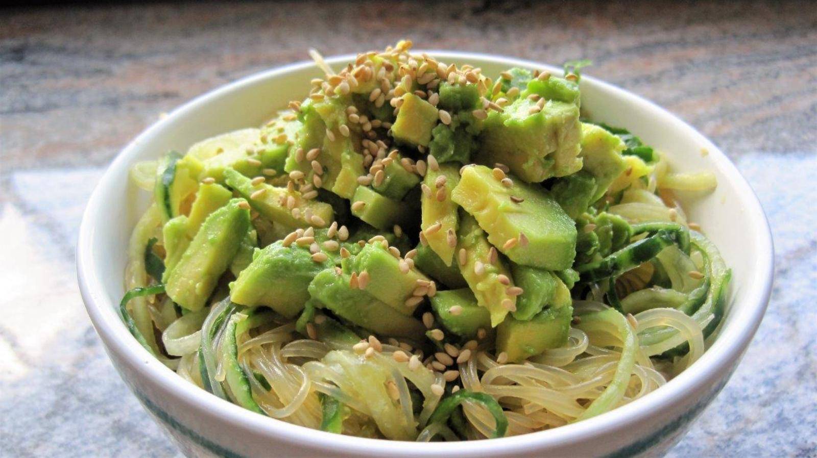 Glasnudel-Gurkensalat mit Avocado