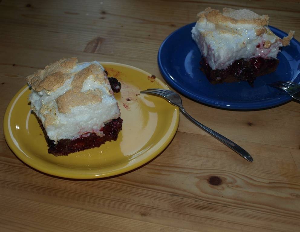 Brombeer-Schokokuchen mit Schneehaube Brombeer-Schokokuchen mit Schneehaube